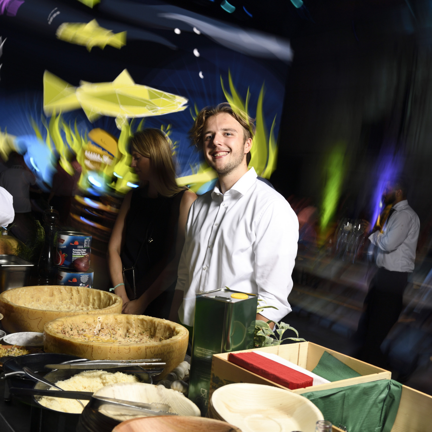 Baader 100 Jahre: Auf dem Buffet liegen Käselaibe in denen man seine Nudeln wälzen kann