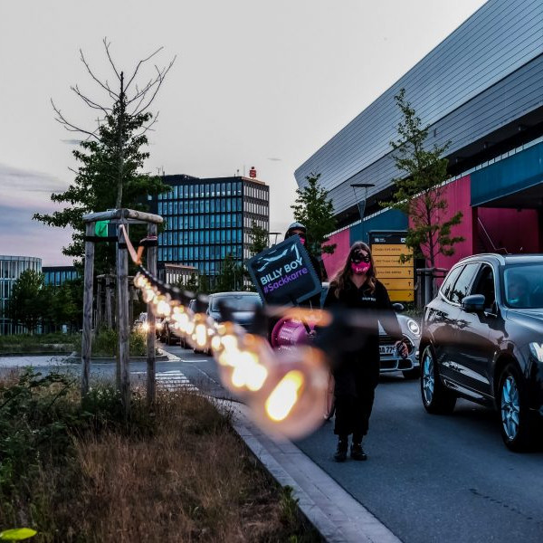 Billy Boy Autokino: DAs Promotionteam läuft mit Sackkarre und Schild neben den Autos her.