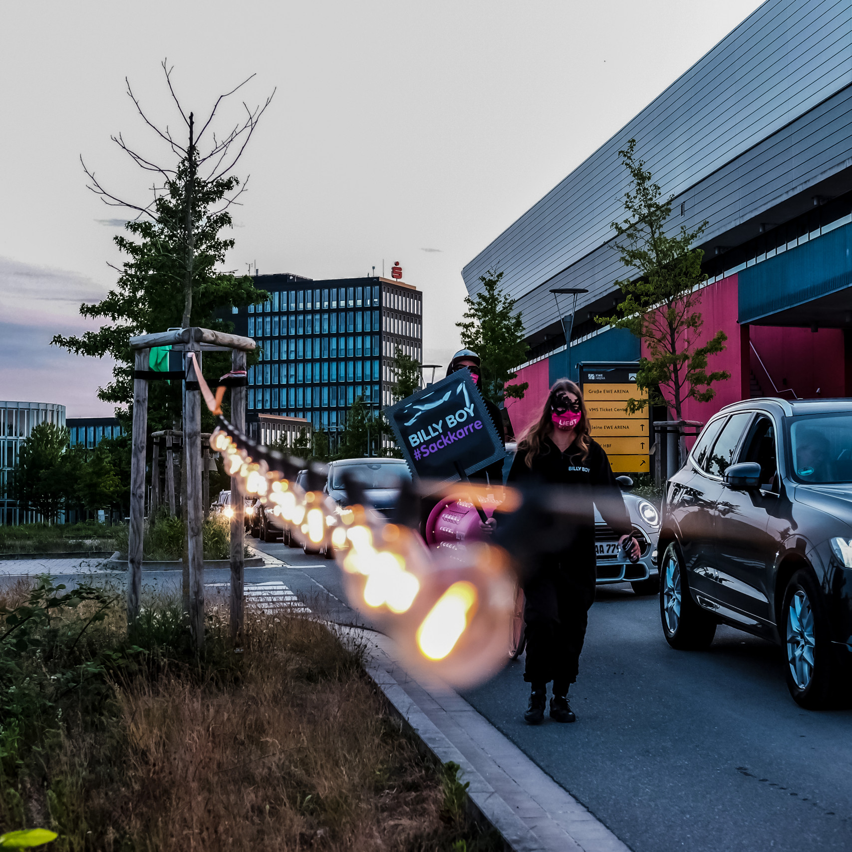 Billy Boy Autokino: DAs Promotionteam läuft mit Sackkarre und Schild neben den Autos her.