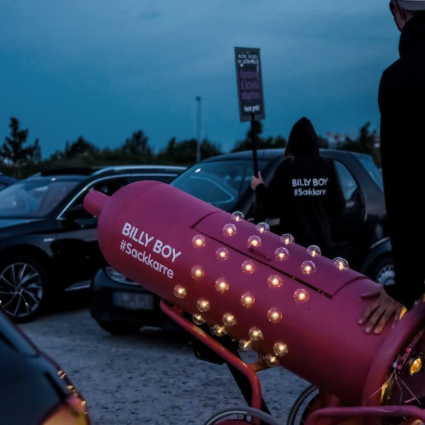 Billy Boy Autokino: Die beiden Promoter verteilen Kondome aus der Sackkarre an die Gäste des Autokinos.