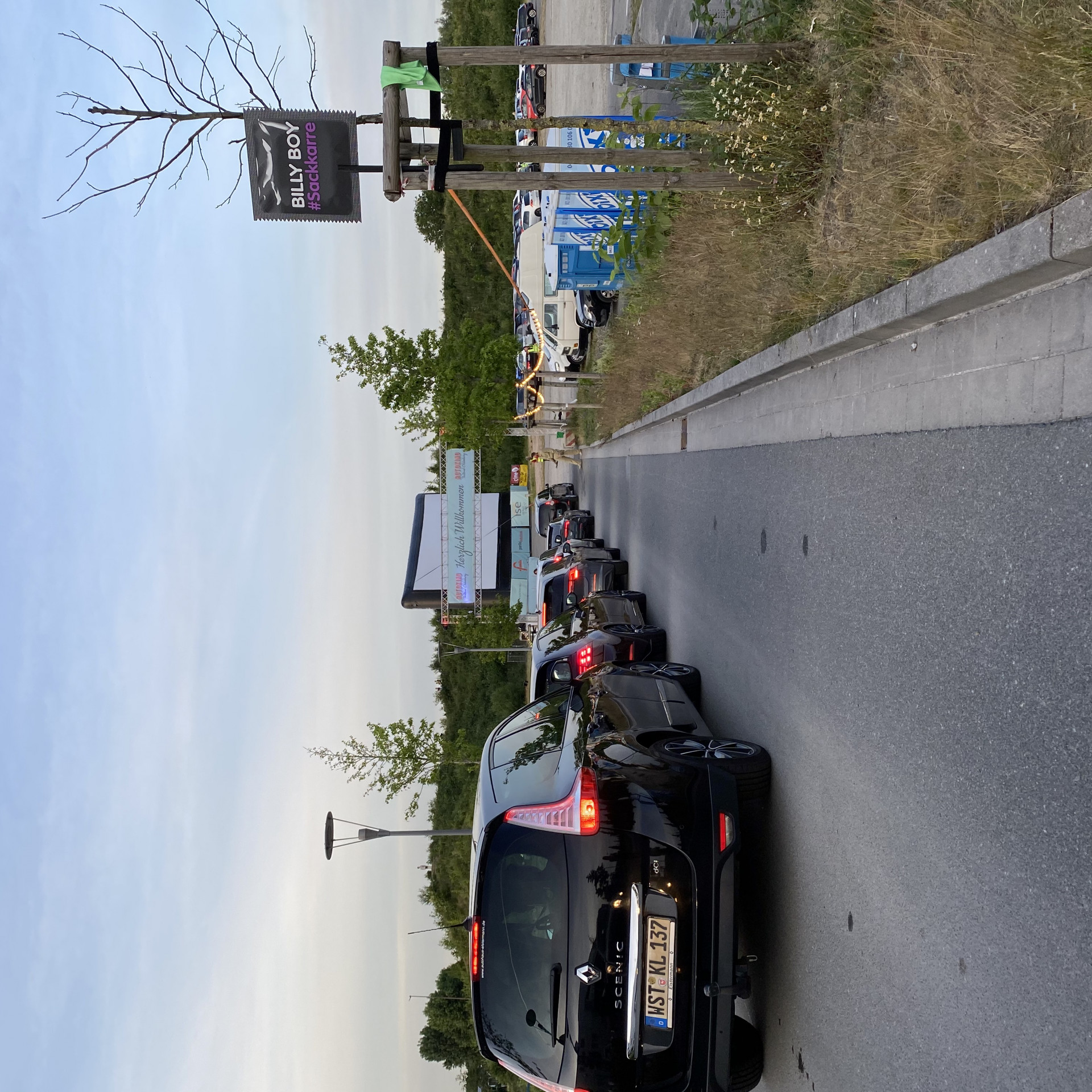 Billy Boy Autokino: Auf der Strasse reihen sich die Autos zur Einfahrt ins Autokino auf.