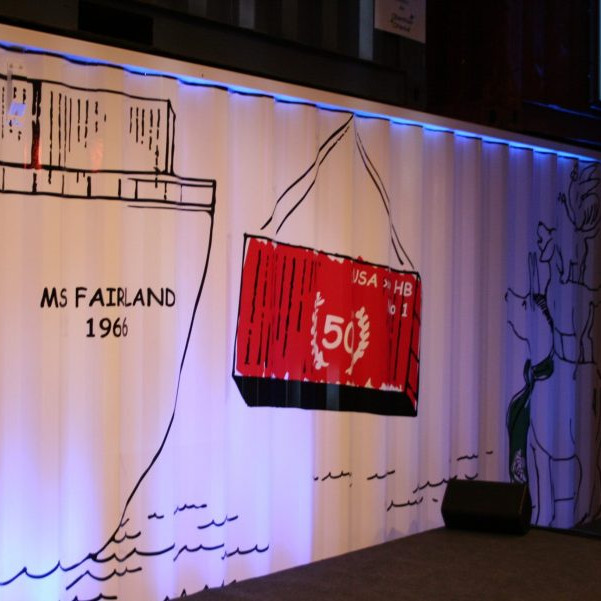 BLG Logistics Jubiläum: ein bemalter Container, der an den ersten Container vor 50 Jahren erinnern.
