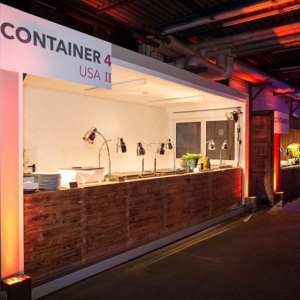 BLG Logistics Jubiläum: An der Seite aufgeschnittene Container dienen als Buffetstationen.