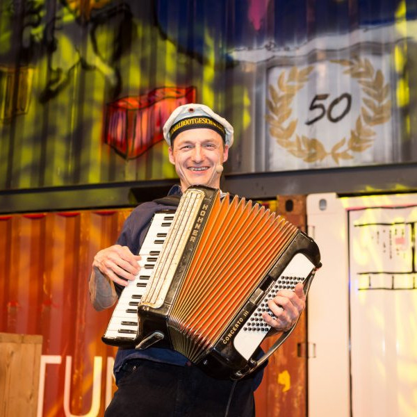 BLG Logistics Jubiläum: Ein Mann spielt Akordeon.