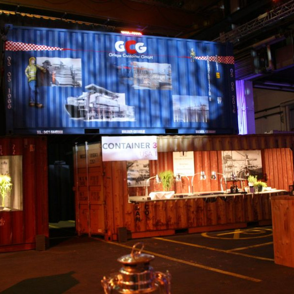 BLG Logistics Jubiläum: beleuchtete Container und Buffetstationen.