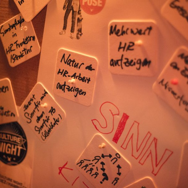 Daimler AG Leadership NIghts: An einer Pinnwand pinnen ganz viele Bierdeckel, deren Rückseite beschrieben wurde.