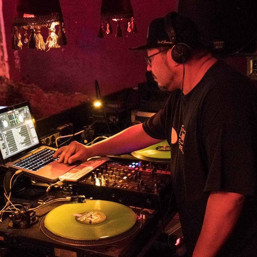 Daimler AG Leadership Nights: Ein DJ hinter seinen Plattentellern und seinem Laptop bei der Arbeit.