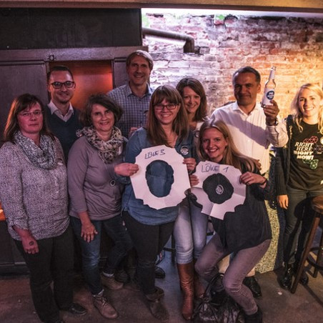 Daimler AG Leadership Nights: Gruppenbild der Gäste in der Kneipe.