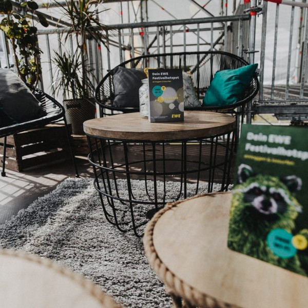 Hurricane-Festival: Tische und Stühle auf grauen Teppich.