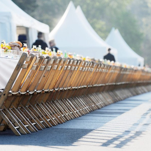 Göbber Mitarbeiterfrühstück: Eine ganz lange Tafel mit Stühlen , fertig eingedeckt zum frühstücken
