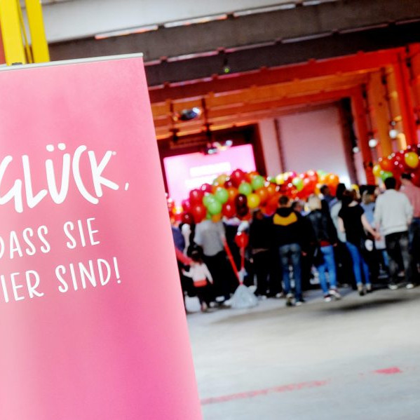 Göbber Mitarbeiterfrühstück: Am Eingang steht ein Banner auf dem steht, Ein Glück dass sie hier sind.