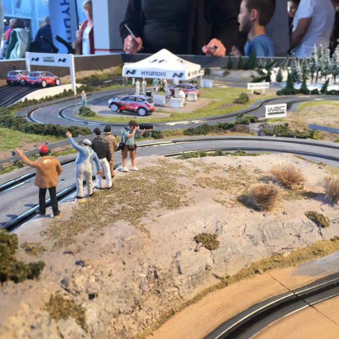 Innocean Hyundai WRC Rally: Blick über die Carrerabahn auf der die Hyundai Zelte nachgebaut sind.