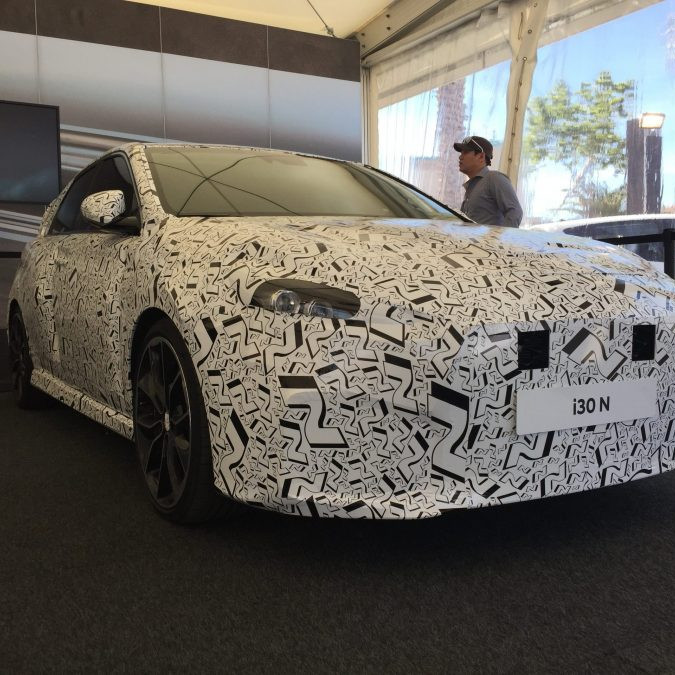 Innocean Hyundai WRC Rally: Ein Hyundai i30n steht komplett getarnt auf dem Promotionstand.