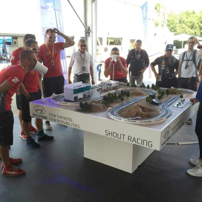 Innocean Hyundai WRC Rally: Carrerabahn die man mit der Lautstärke der Stimme steuern kann. Ein paar Gäste schreien um die Wette.