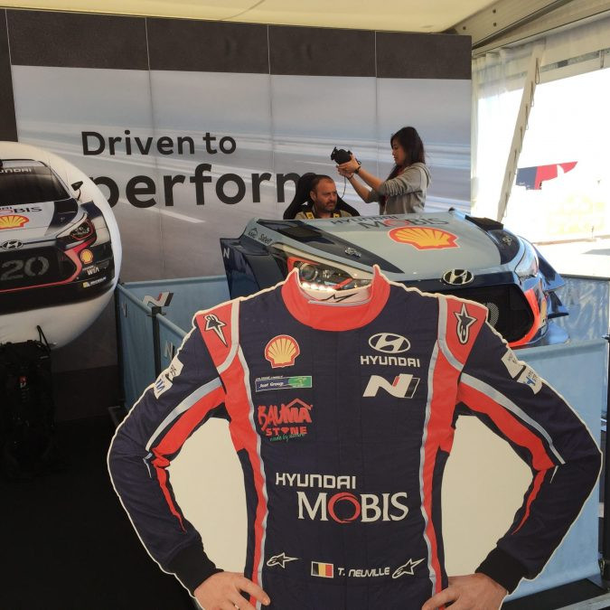Innocean Hyundai WRC Rally: Eine Pappfigur im Rennoutfit ohne Kopf. Hier kann man seinen eigenen Kopf über die Pappfigur halten.