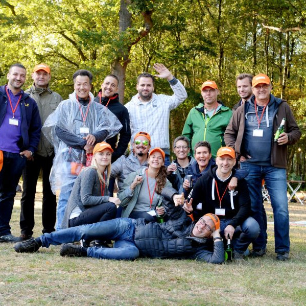 Kaefer Construction 100 Jahre: Gruppenbild eines Teams auf einer Rasenfläche.
