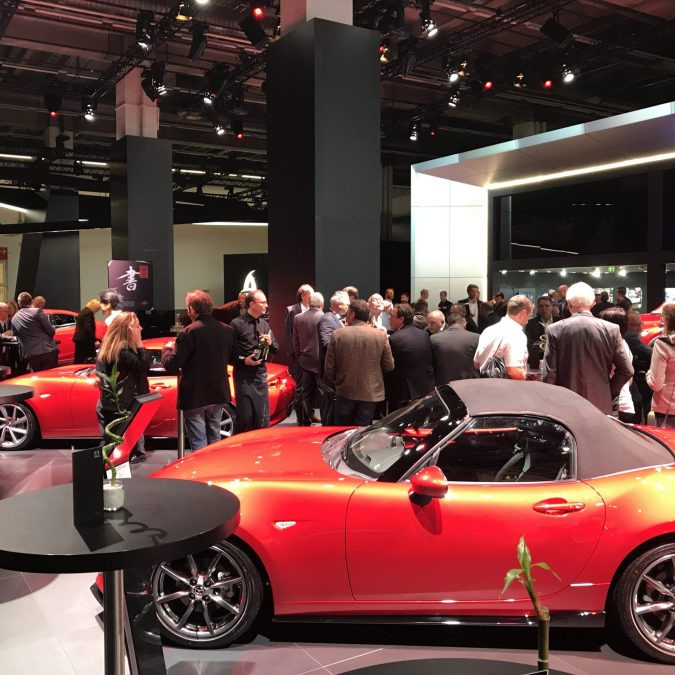 Mazda Messeaktivierung IAA; Ein rotes Mazda Cabriolet auf dem Messestand.