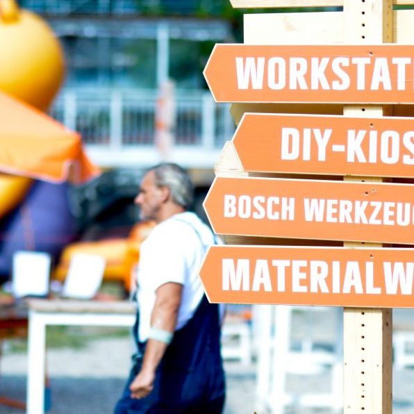 OBI MachBar Roadshow: Ein Wegweiser der zu den Wokstations zeigt.