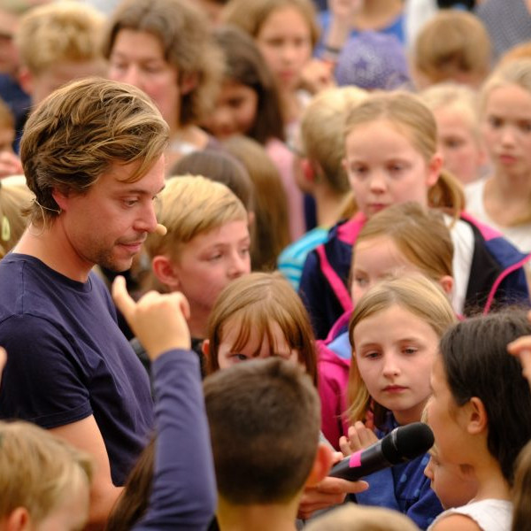 OLB 150 Jahre Festival: Checker Tobi, ein Kinderstar aus dem Fernsehen, steh inmitten der vielen KInder und beantwortet fragen.