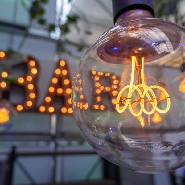 Robert C. Spies 100 Jahre: eine retro Glühlampe in Nahaufname